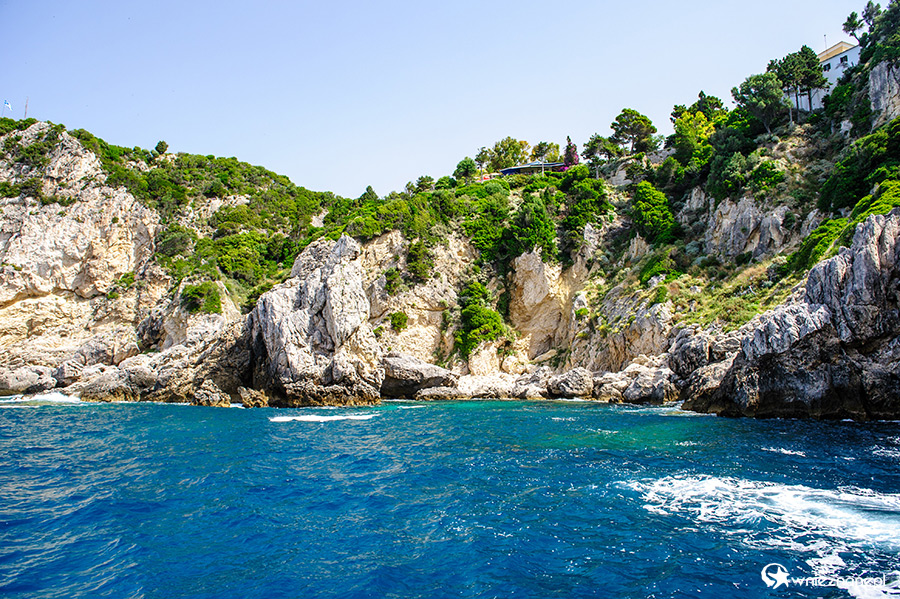 Korfu. Rejs wzdłuż wybrzeża w miejscowości Paleokastritsa. - foto: wnieznane.pl Korfu. Rejs wzdłuż wybrzeża w miejscowości Paleokastritsa. - foto: wnieznane.pl