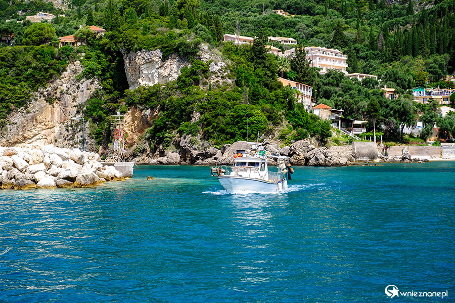 Korfu. Rejs wzdłuż wybrzeża w miejscowości Paleokastritsa. - foto: wnieznane.pl Korfu. Rejs wzdłuż wybrzeża w miejscowości Paleokastritsa. - foto: wnieznane.pl
