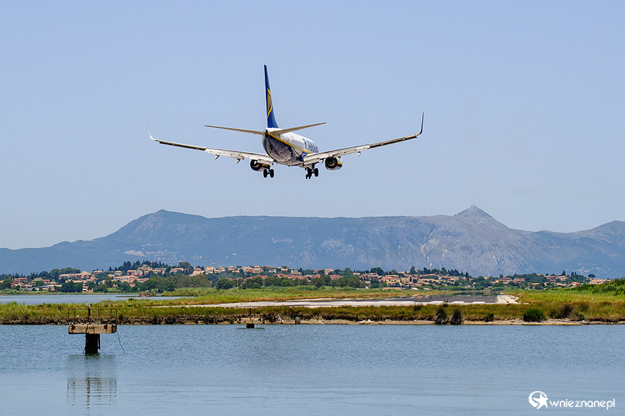 Korfu. Samolot lądujący na Korfu. - foto: wnieznane.pl Korfu. Samolot lądujący na Korfu. - foto: wnieznane.pl