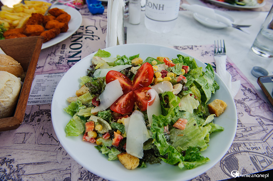 Korfu. Obiad z widokiem na lądujące samoloty. - foto: wnieznane.pl Korfu. Obiad z widokiem na lądujące samoloty. - foto: wnieznane.pl