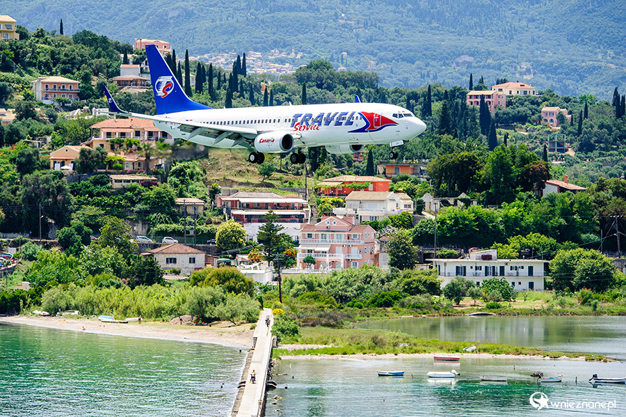 Korfu. Samolot lądujący na Korfu. - foto: wnieznane.pl Korfu. Samolot lądujący na Korfu. - foto: wnieznane.pl