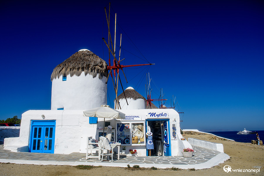Mykonos. Słynne tradycyjne wiatraki w stolicy wyspy. - foto: wnieznane.pl Mykonos. Słynne tradycyjne wiatraki w stolicy wyspy. - foto: wnieznane.pl
