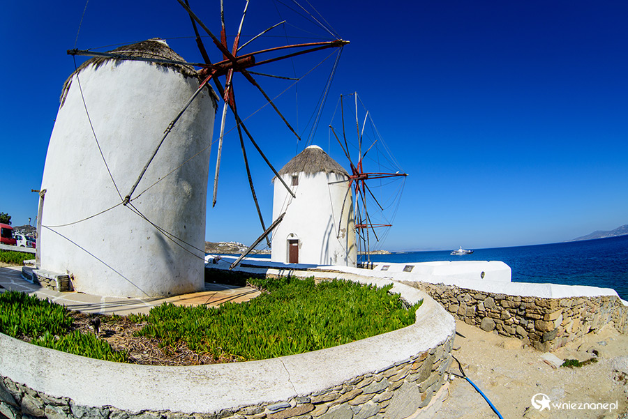Mykonos. Słynne tradycyjne wiatraki w stolicy wyspy. - foto: wnieznane.pl Mykonos. Słynne tradycyjne wiatraki w stolicy wyspy. - foto: wnieznane.pl