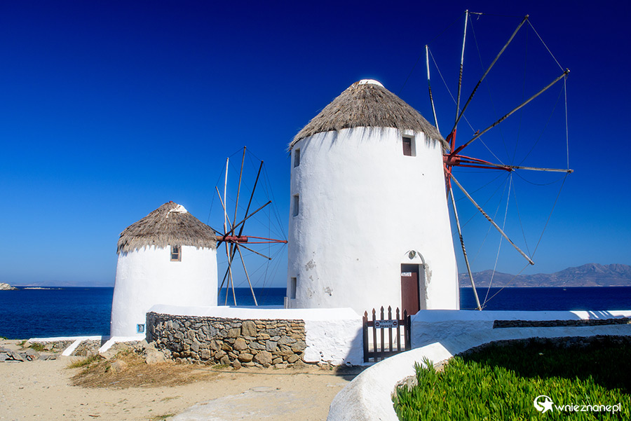 Mykonos. Słynne tradycyjne wiatraki w stolicy wyspy. - foto: wnieznane.pl Mykonos. Słynne tradycyjne wiatraki w stolicy wyspy. - foto: wnieznane.pl