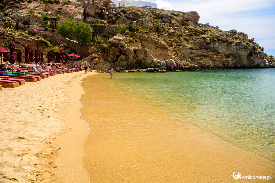 Mykonos. Plaża Super Paradise - jedna z najchętniej odwiedzanych na Mykonos. Woda ma tutaj lekko zielonkawy kolor. - foto: wnieznane.pl Mykonos. Plaża Super Paradise - jedna z najchętniej odwiedzanych na Mykonos. Woda ma tutaj lekko zielonkawy kolor. - foto: wnieznane.pl
