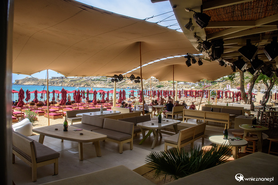 Mykonos. Ogromny bar przy plaży Super Paradise Beach. - foto: wnieznane.pl Mykonos. Ogromny bar przy plaży Super Paradise Beach. - foto: wnieznane.pl
