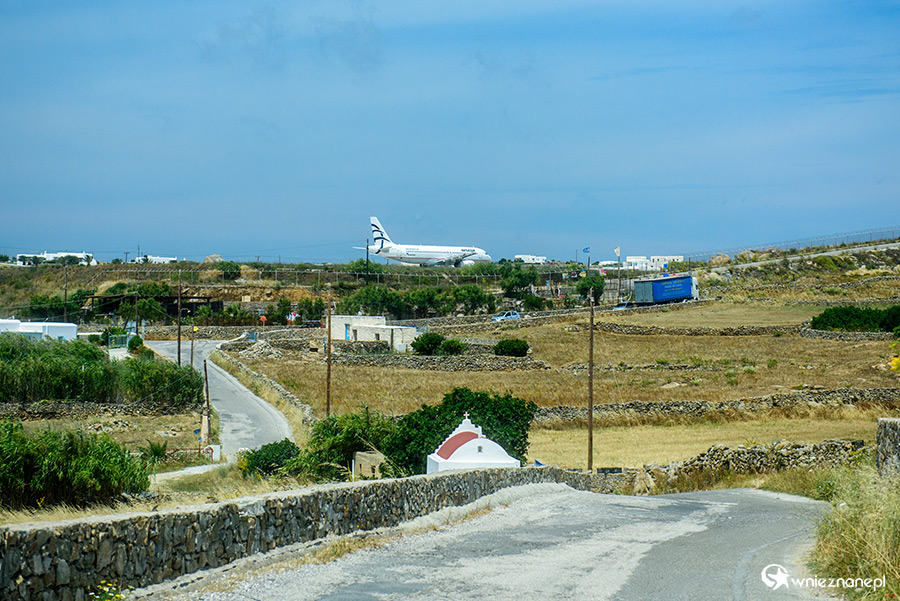 Mykonos. Samolot linii Aegean na pasie startowym lotniska na Mykonos. - foto: wnieznane.pl Mykonos. Samolot linii Aegean na pasie startowym lotniska na Mykonos. - foto: wnieznane.pl