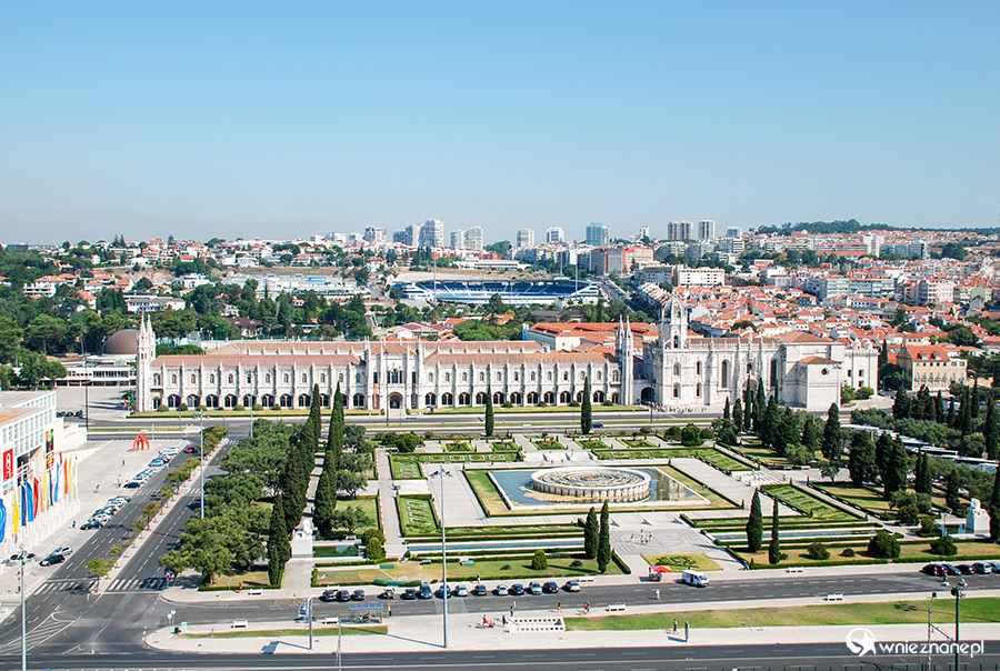 Lizbona. Klasztor Hieronimitów widziany z Pomnika Odkrywców. - foto: wnieznane.pl Lizbona. Klasztor Hieronimitów widziany z Pomnika Odkrywców. - foto: wnieznane.pl