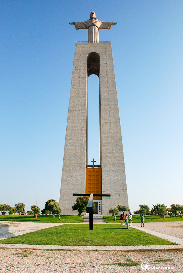 Lizbona. Pomnik Chrystusa Króla. - foto: wnieznane.pl Lizbona. Pomnik Chrystusa Króla. - foto: wnieznane.pl