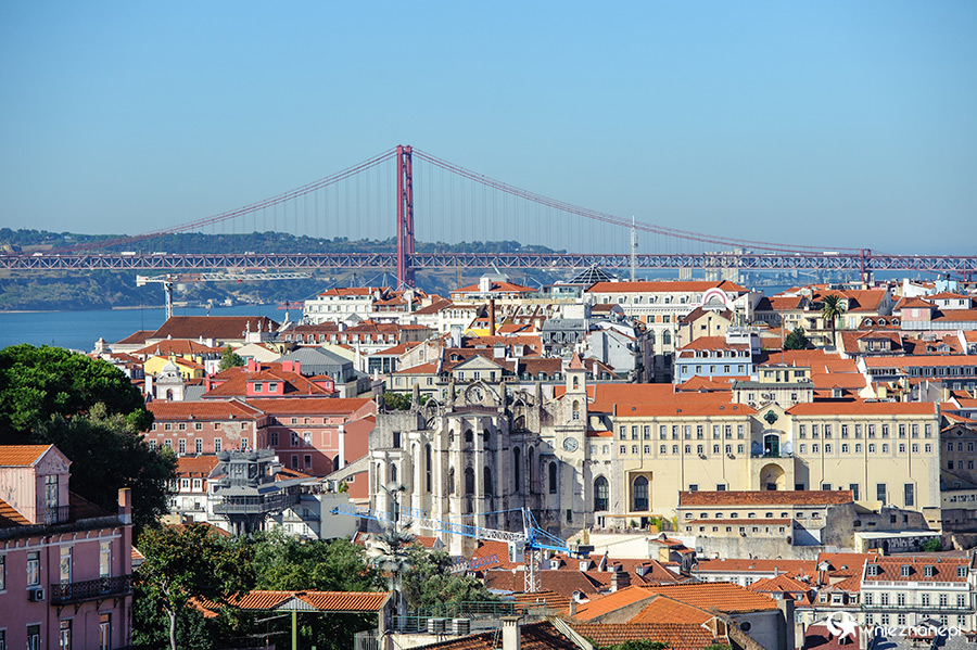 Lizbona. Zamek św. Jerzego. Widok na miasto (w tle most 25 kwietnia). - foto: wnieznane.pl Lizbona. Zamek św. Jerzego. Widok na miasto (w tle most 25 kwietnia). - foto: wnieznane.pl