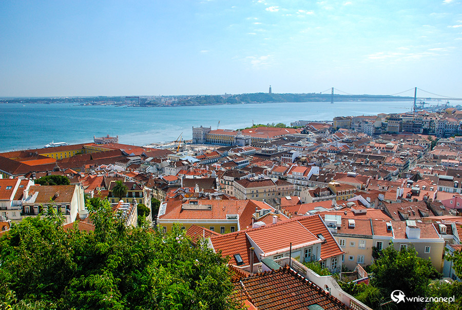 Lizbona. Zamek św. Jerzego. Widok na miasto. - foto: wnieznane.pl Lizbona. Zamek św. Jerzego. Widok na miasto. - foto: wnieznane.pl