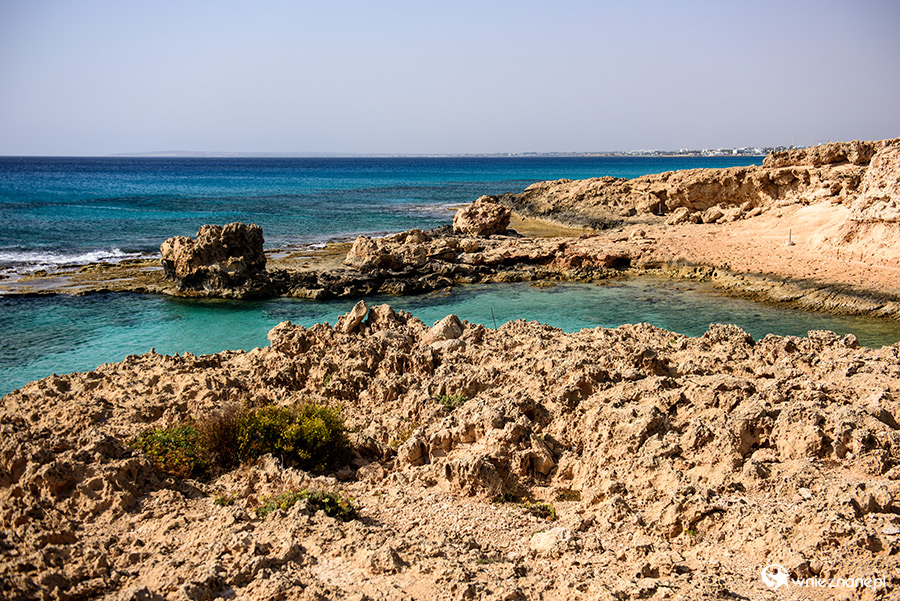Cypr jesienią. Skaliste wybrzeże między Ayia Napą i Cape Greko. - foto: wnieznane.pl Cypr jesienią. Skaliste wybrzeże między Ayia Napą i Cape Greko. - foto: wnieznane.pl