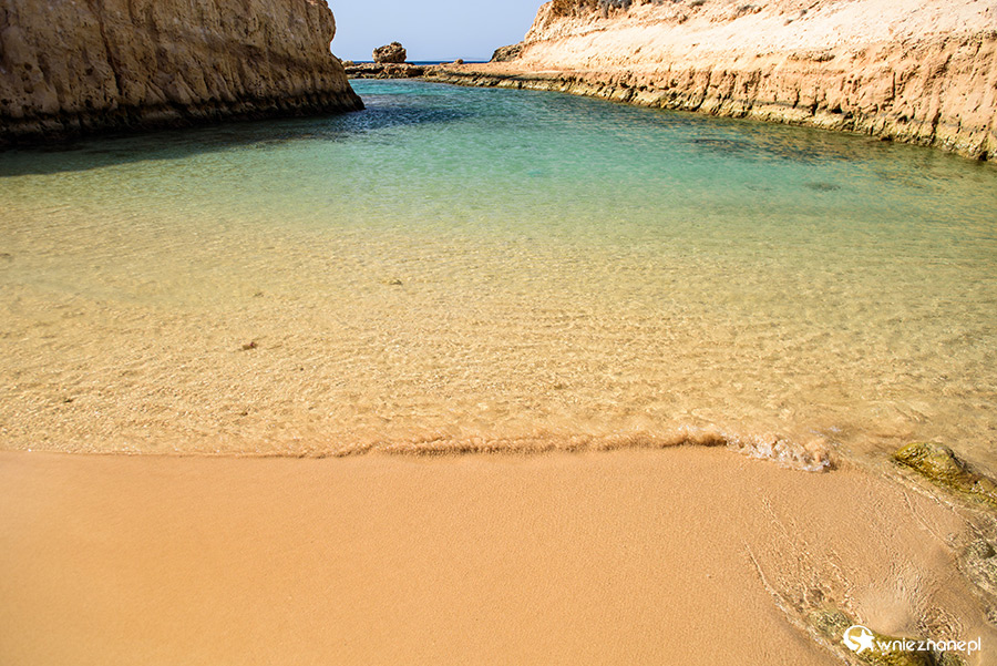 Cypr jesienią. Malownicza plaża bez nazwy, otoczona usypującym się klifem. Można do niej dojść promenadą prowadzącą z Ayia Napy w stronę Cape Greko. - foto: wnieznane.pl Cypr jesienią. Malownicza plaża bez nazwy, otoczona usypującym się klifem. Można do niej dojść promenadą prowadzącą z Ayia Napy w stronę Cape Greko. - foto: wnieznane.pl