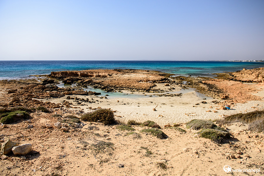 Cypr jesienią. Miejsce nazwane Landou - przy wysokim poziomie wody jest tu malownicza malutka plaża. - foto: wnieznane.pl Cypr jesienią. Miejsce nazwane Landou - przy wysokim poziomie wody jest tu malownicza malutka plaża. - foto: wnieznane.pl