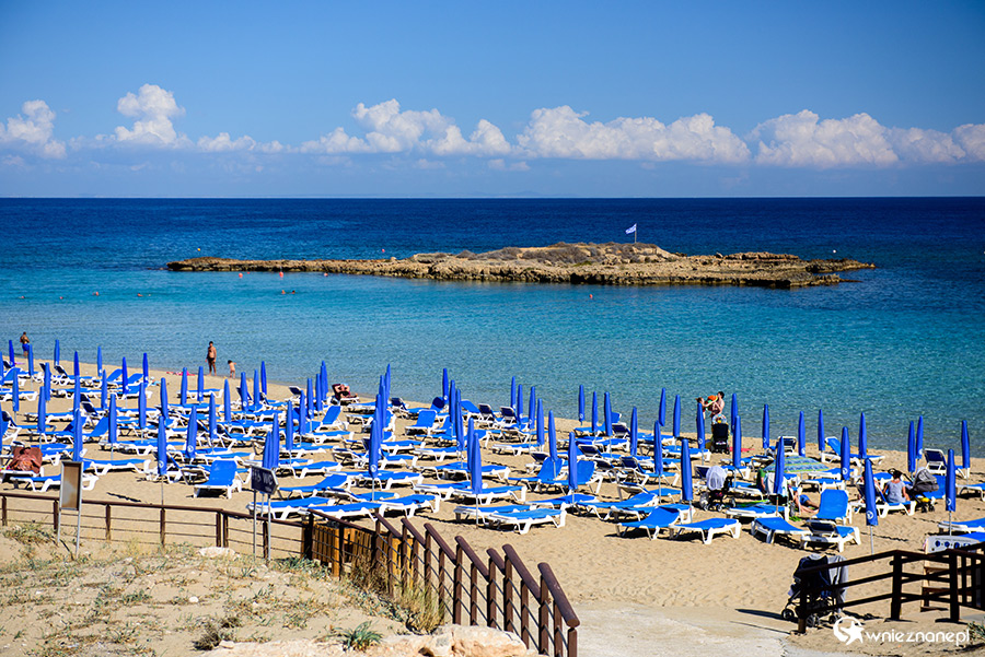 Cypr jesienią. Słynna plaża Fig Tree położona w miejscowości Protaras. - foto: wnieznane.pl Cypr jesienią. Słynna plaża Fig Tree położona w miejscowości Protaras. - foto: wnieznane.pl