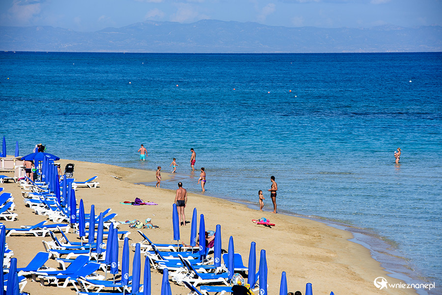 Cypr jesienią. Słynna plaża Fig Tree położona w miejscowości Protaras. - foto: wnieznane.pl Cypr jesienią. Słynna plaża Fig Tree położona w miejscowości Protaras. - foto: wnieznane.pl