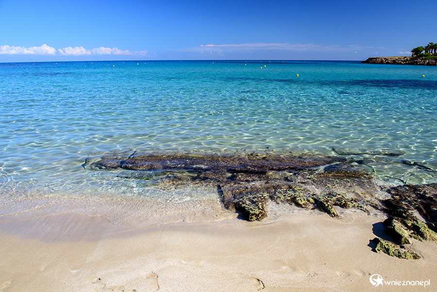 Cypr jesienią. Słynna plaża Fig Tree położona w miejscowości Protaras. - foto: wnieznane.pl Cypr jesienią. Słynna plaża Fig Tree położona w miejscowości Protaras. - foto: wnieznane.pl