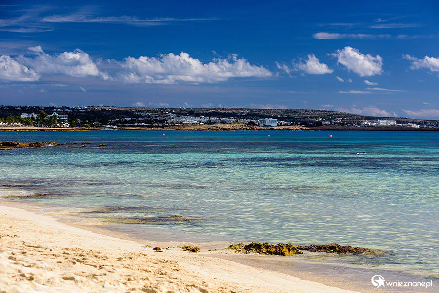 Cypr jesienią. Piaszczysta, duża plaża Makronissos Beach, położona w okolicy miejscowości Ayia Napa. - foto: wnieznane.pl Cypr jesienią. Piaszczysta, duża plaża Makronissos Beach, położona w okolicy miejscowości Ayia Napa. - foto: wnieznane.pl