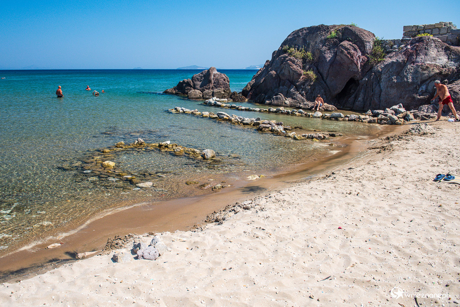 Kos. Piaszczysto-żwirkowa plaża Agios Stefanos. - foto: wnieznane.pl Kos. Piaszczysto-żwirkowa plaża Agios Stefanos. - foto: wnieznane.pl