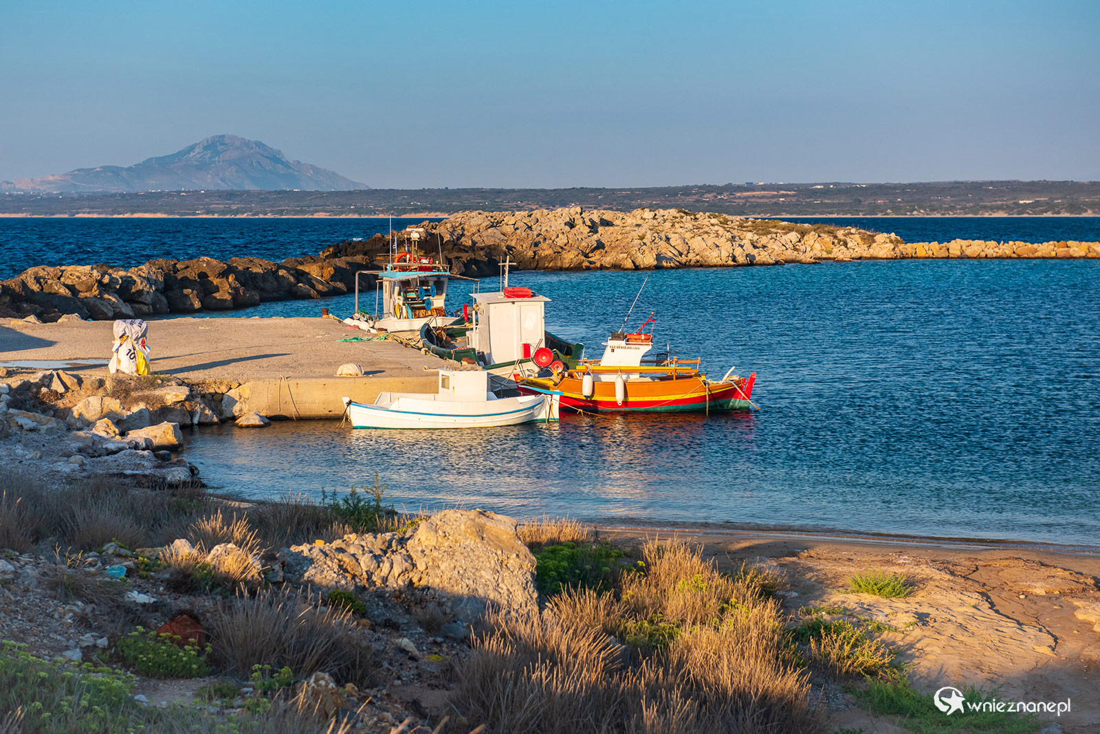 Kos. Port Limnionas tuz przed zachodem słońca. - foto: wnieznane.pl Kos. Port Limnionas tuz przed zachodem słońca. - foto: wnieznane.pl