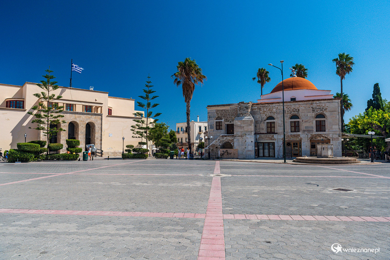 Kos. Plac Eleftherias z Muzeum Archeologicznym po lewej. - foto: wnieznane.pl Kos. Plac Eleftherias z Muzeum Archeologicznym po lewej. - foto: wnieznane.pl