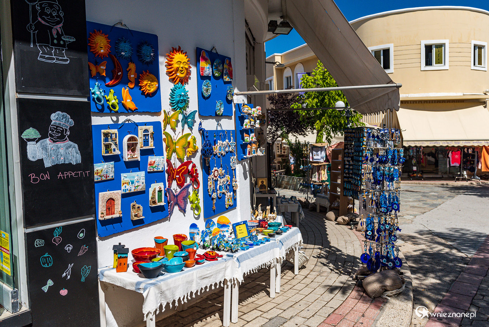 Kos. Malownicza uliczka w historycznym centrum miasta. - foto: wnieznane.pl Kos. Malownicza uliczka w historycznym centrum miasta. - foto: wnieznane.pl