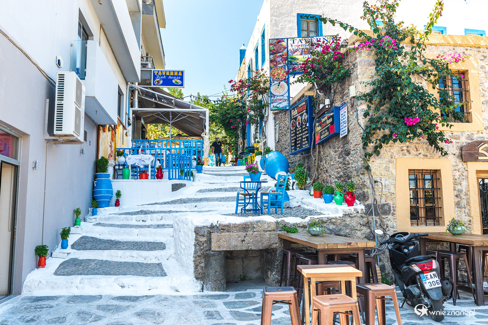 Kos. Malownicza uliczka w historycznym centrum miasta. - foto: wnieznane.pl Kos. Malownicza uliczka w historycznym centrum miasta. - foto: wnieznane.pl