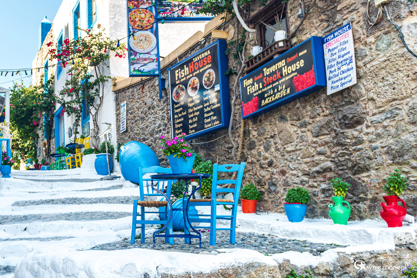 Kos. Malownicza uliczka w historycznym centrum miasta. - foto: wnieznane.pl Kos. Malownicza uliczka w historycznym centrum miasta. - foto: wnieznane.pl