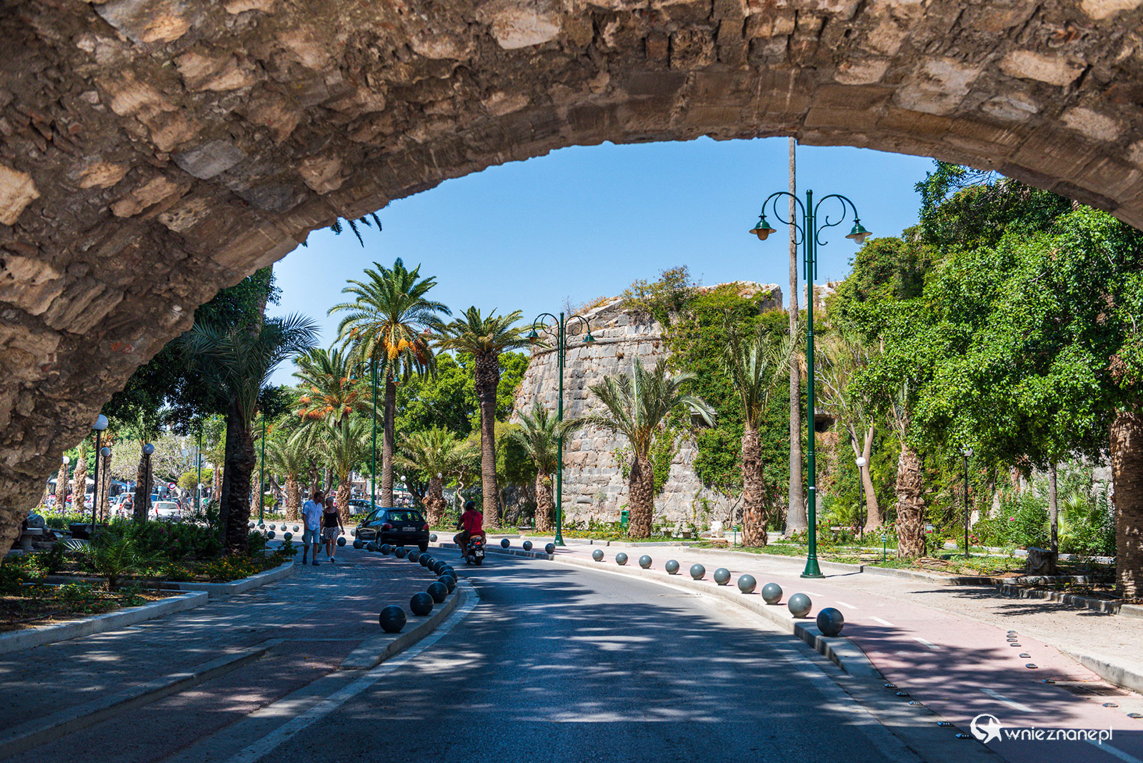 Kos. Zamek Neratzia i aleja palmowa w stolicy wyspy. - foto: wnieznane.pl Kos. Zamek Neratzia i aleja palmowa w stolicy wyspy. - foto: wnieznane.pl