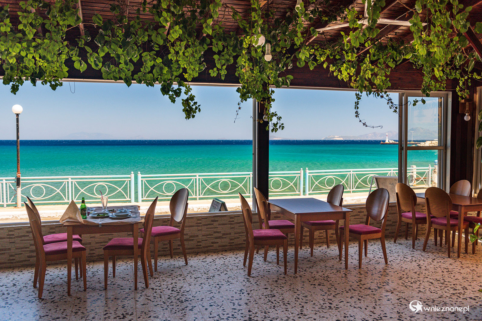 Kos. Jedna z wielu tawern położonych wzdłuż zatoki Kefalos. Cudowne miejsce na posiłek. - foto: wnieznane.pl Kos. Jedna z wielu tawern położonych wzdłuż zatoki Kefalos. Cudowne miejsce na posiłek. - foto: wnieznane.pl