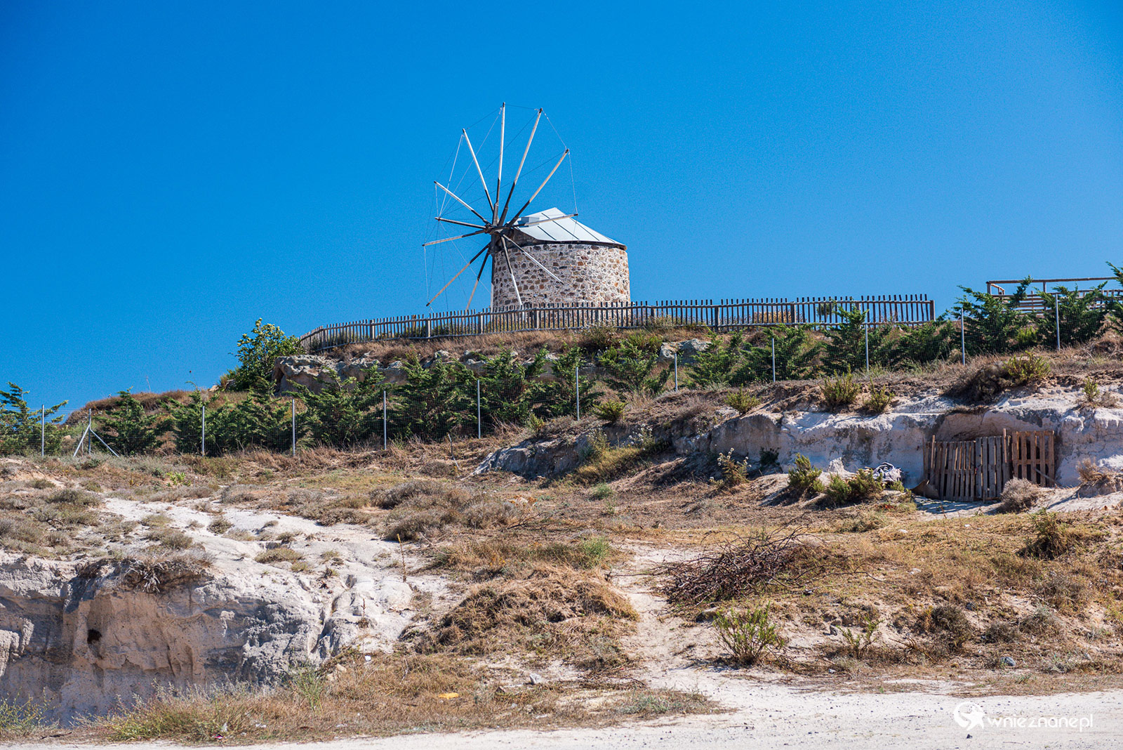 Kos. Wiatrak w miejscowości Kefalos. - foto: wnieznane.pl Kos. Wiatrak w miejscowości Kefalos. - foto: wnieznane.pl