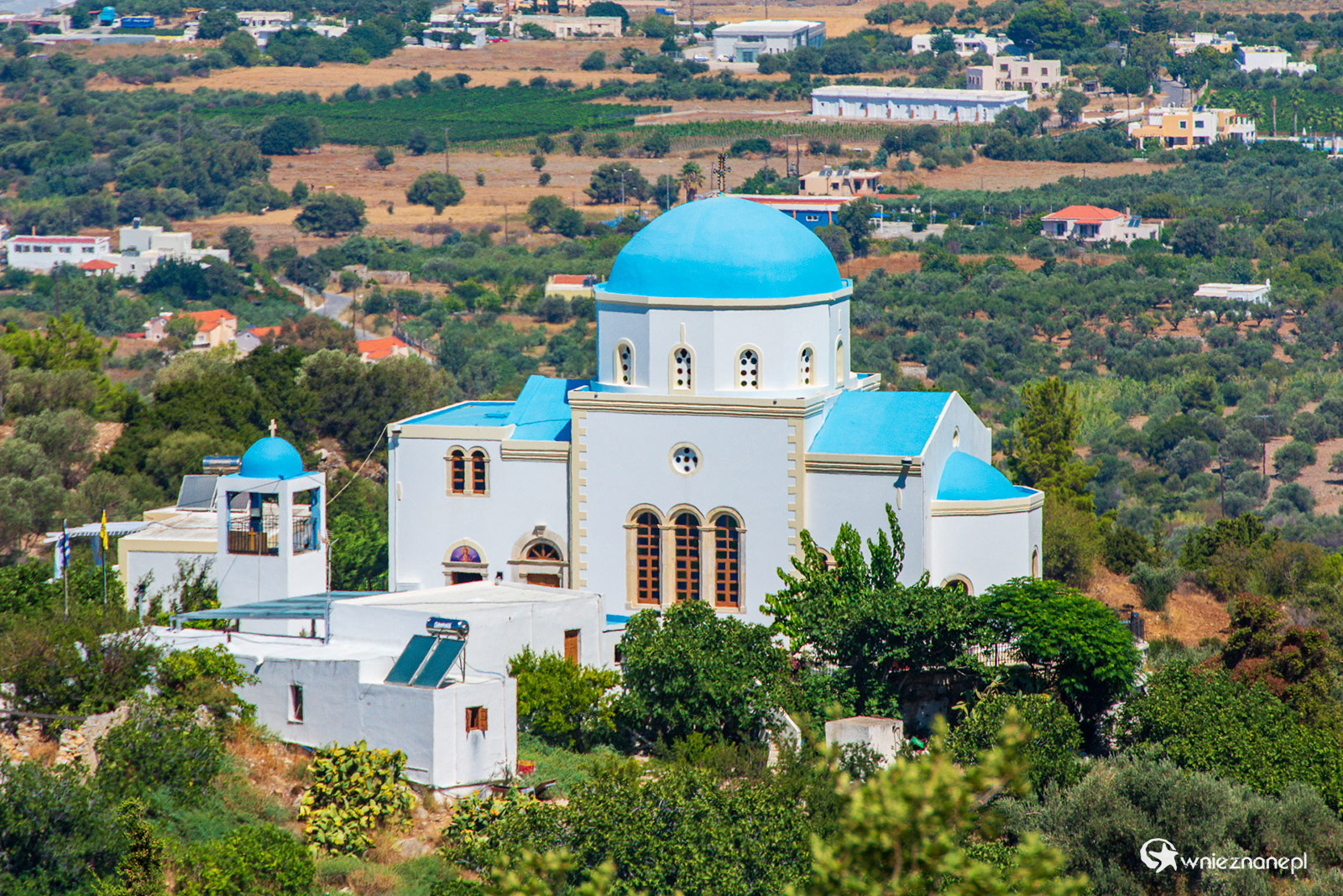 Kos. Kościół Naós Genéseos Theotókou widziany z wioski Zia. - foto: wnieznane.pl Kos. Kościół Naós Genéseos Theotókou widziany z wioski Zia. - foto: wnieznane.pl