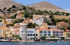 Grecka wyspa Symi. Widok ze statku wycieczkowego na malowniczy port. - foto: wnieznane.pl Grecka wyspa Symi. Widok ze statku wycieczkowego na malowniczy port. - foto: wnieznane.pl