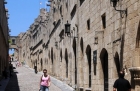 Wyspa Rodos. Miasto Rodos. Zabytkowa, słynna ulica Rycerska (Ippoton) na Starym Mieście, wraz z charakterystycznymi zabudowaniami. - foto: wnieznane.pl Wyspa Rodos. Miasto Rodos. Zabytkowa, słynna ulica Rycerska (Ippoton) na Starym Mieście, wraz z charakterystycznymi zabudowaniami. - foto: wnieznane.pl
