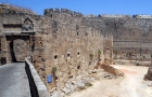 Wyspa Rodos. Stare Miasto Rodos. Mury obronne, fosa i jedna z bram prowadzących do miasta. - foto: wnieznane.pl Wyspa Rodos. Stare Miasto Rodos. Mury obronne, fosa i jedna z bram prowadzących do miasta. - foto: wnieznane.pl