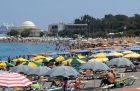 Wyspa Rodos. Zatłoczona plaża w mieście Rodos. W tle wielkie statki i słynny budynek Casino Rodos. - foto: wnieznane.pl Wyspa Rodos. Zatłoczona plaża w mieście Rodos. W tle wielkie statki i słynny budynek Casino Rodos. - foto: wnieznane.pl