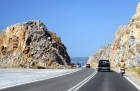 Przepięknie położona droga, prowadząca na południe wyspy Rodos wzdłuż wybrzeża. Po bokach czerwonawe skały. - foto: wnieznane.pl Przepięknie położona droga, prowadząca na południe wyspy Rodos wzdłuż wybrzeża. Po bokach czerwonawe skały. - foto: wnieznane.pl