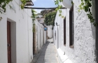 Wyspa Rodos. Wąziutka uliczka w Lindos. Miasto i stare domy zostały wpisane na listę światowego dziedzictwa UNESCO. - foto: wnieznane.pl Wyspa Rodos. Wąziutka uliczka w Lindos. Miasto i stare domy zostały wpisane na listę światowego dziedzictwa UNESCO. - foto: wnieznane.pl