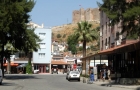 W mieście Selcuk. Widok na jedną z ulic. W tle zamek położony na wzgórzu Ayasuluk - foto: wnieznane.pl W mieście Selcuk. Widok na jedną z ulic. W tle zamek położony na wzgórzu Ayasuluk - foto: wnieznane.pl
