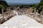 Starożytne miasto Efez. Słynna Droga Kuretów, wzdłuż której znajduje się mnóstwo kolumn i rzeźb. - foto: wnieznane.pl Starożytne miasto Efez. Słynna Droga Kuretów, wzdłuż której znajduje się mnóstwo kolumn i rzeźb. - foto: wnieznane.pl