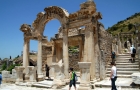 Starożytne miasto Efez. Dobrze zachowane zabudowania danej Świątyni Hadriana. - foto: wnieznane.pl Starożytne miasto Efez. Dobrze zachowane zabudowania danej Świątyni Hadriana. - foto: wnieznane.pl
