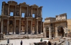 Starożytne miasto Efez. Po lewej najsłynniejszy budynek miasta - Biblioteka Celsusa. - foto: wnieznane.pl Starożytne miasto Efez. Po lewej najsłynniejszy budynek miasta - Biblioteka Celsusa. - foto: wnieznane.pl