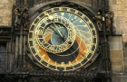 Słynny zegar astronomiczny Orloj na ratuszu staromiejskim. - foto: wnieznane.pl Słynny zegar astronomiczny Orloj na ratuszu staromiejskim. - foto: wnieznane.pl