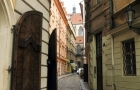 Jedna z malowniczych praskich uliczek na terenie Starego Miasta. - foto: wnieznane.pl Jedna z malowniczych praskich uliczek na terenie Starego Miasta. - foto: wnieznane.pl