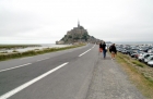 Północna Francja. Długa grobla prowadząca do skały Mont Saint-Michel. - foto: wnieznane.pl Północna Francja. Długa grobla prowadząca do skały Mont Saint-Michel. - foto: wnieznane.pl