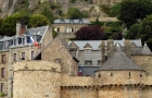 Północna Francja. Przepiękne Mont Saint-Michel. Na pierwszym planie mury i wieże obronne. - foto: wnieznane.pl Północna Francja. Przepiękne Mont Saint-Michel. Na pierwszym planie mury i wieże obronne. - foto: wnieznane.pl