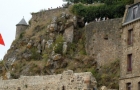 Północna Francja. Fragmenty zabudowań i murów obronnych na wyspie Mont Saint-Michel. - foto: wnieznane.pl Północna Francja. Fragmenty zabudowań i murów obronnych na wyspie Mont Saint-Michel. - foto: wnieznane.pl