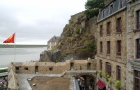 Północna Francja. Widok z murów obronnych na wyspie Mont Saint-Michel. - foto: wnieznane.pl Północna Francja. Widok z murów obronnych na wyspie Mont Saint-Michel. - foto: wnieznane.pl