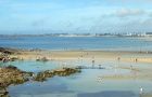 Francja północna. Plaża zalewana przez przypływ w miejscowości Saint-Malo. - foto: wnieznane.pl Francja północna. Plaża zalewana przez przypływ w miejscowości Saint-Malo. - foto: wnieznane.pl