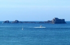 Francja północna. Skalista wyspa na morzu w okolicy Saint-Malo. - foto: wnieznane.pl Francja północna. Skalista wyspa na morzu w okolicy Saint-Malo. - foto: wnieznane.pl